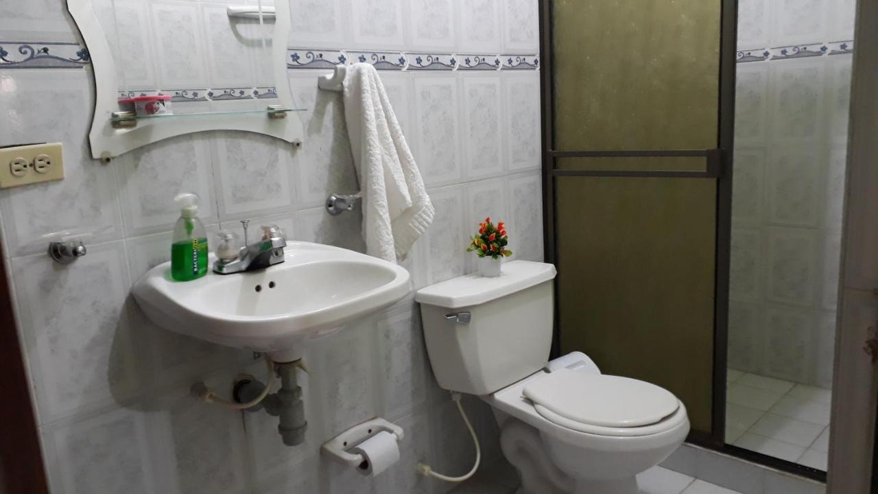 וילה-וייחה Hostal Villa Cecilia מראה חיצוני תמונה